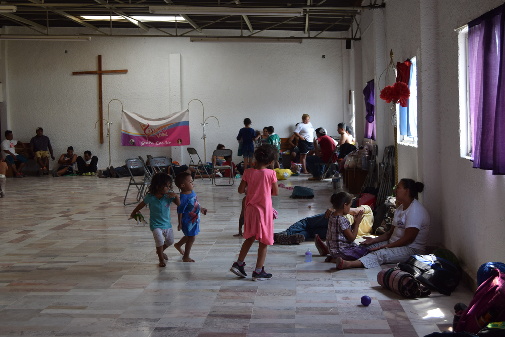 El grupo de 40 migrantes llegó hace unos días a Torreón y permanecen en la Iglesia de Santa Cecilia y necesitan apoyo. (MARY VÁZQUEZ)