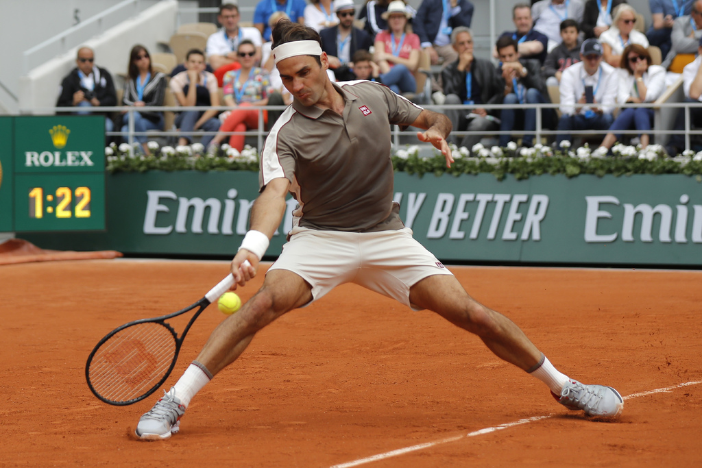Roger Federer no tuvo problemas para derrotar 6-2, 6-4, 6-4 al italiano Lorenzo Sonego. (AP)