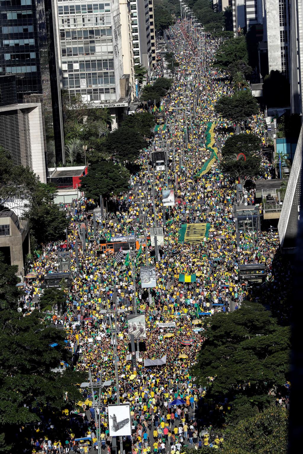 Simpatizantes del presidente brasileño Jair Bolsonaro se manifiestan este domingo en la avenida Paulista, en la ciudad de Sao Paulo. (EFE)