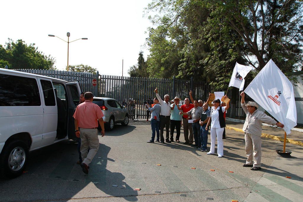 Un grupo de manifestantes esperan a Obrador para entregarle una serie de demandas para el sector salud. (ARCHIVO)