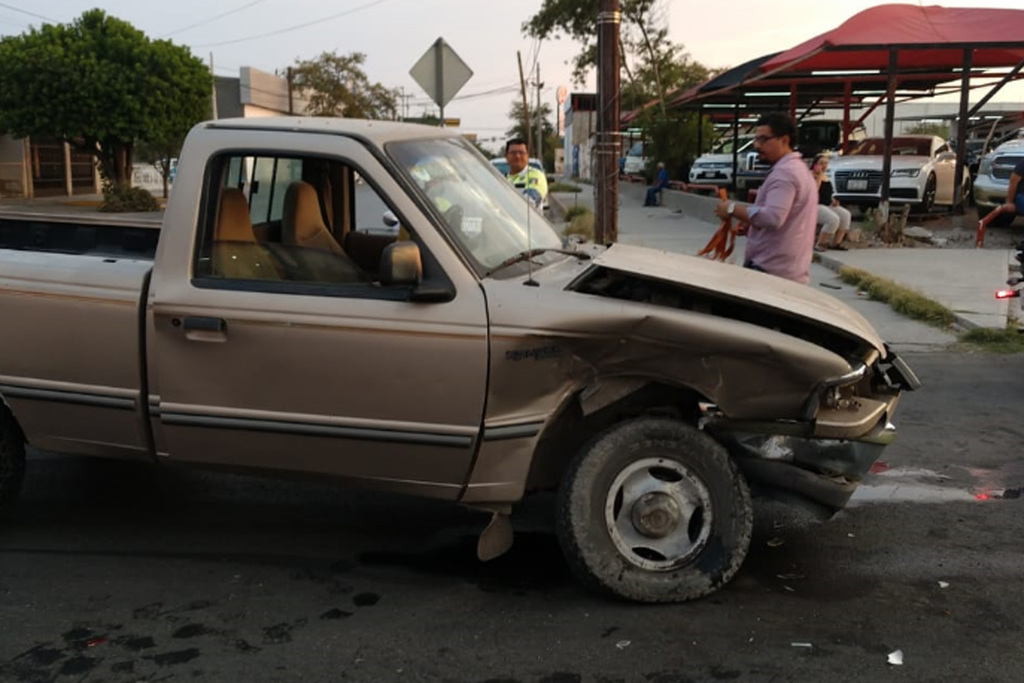 El accidente ocurrió en el cruce de la calle 22 y la avenida Presidente Carranza de la zona centro de la ciudad de Torreón. (EL SIGLO DE TORREÓN)