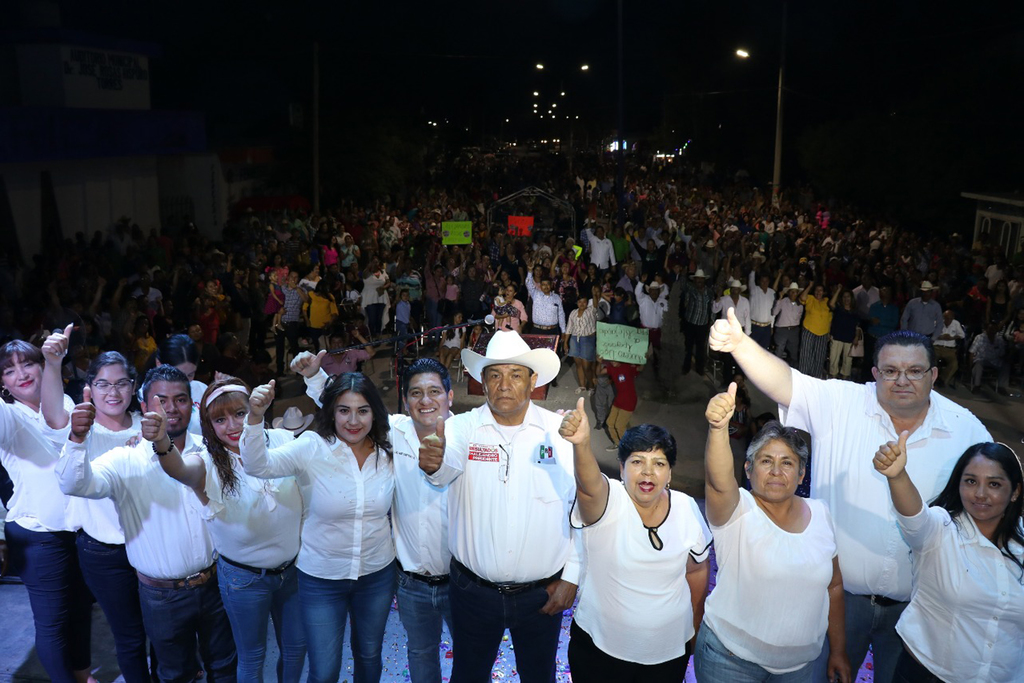 El candidato a la alcaldía de Tlahualilo por el PRI, Alejandro Rodríguez cerró actividades de campaña.