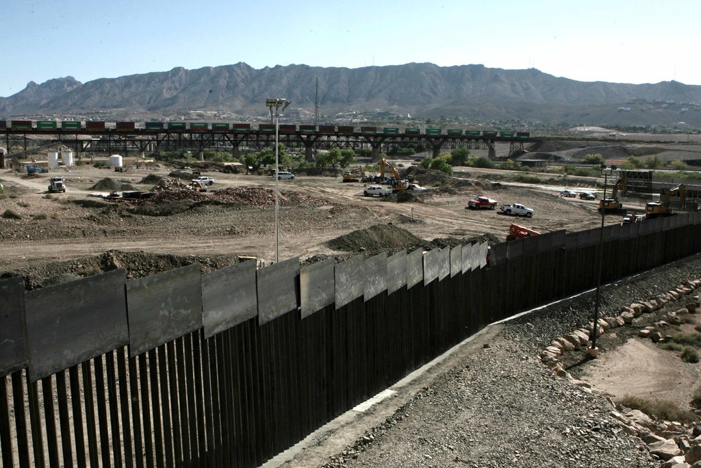 Antimigrantes de EUA construyen muro