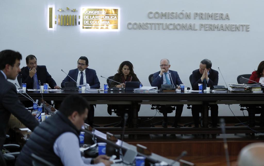 El alto comisionado para Paz,Miguel Ceballos (2i), y la ministra del Interior, Patricia Gutiérrez (3i), participan en el debate. (EFE)