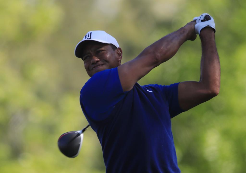 El estadounidense Tiger Woods rebasó a su compatriota Justin Thomas para subir a la quinta posición. (EFE)