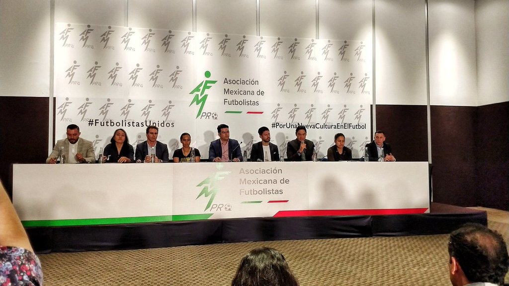 En la rueda de prensa estuvieron presentes jugadores en activo, tanto de la Liga MX, como de la Femenil, además de exfutbolistas. (CORTESÍA)