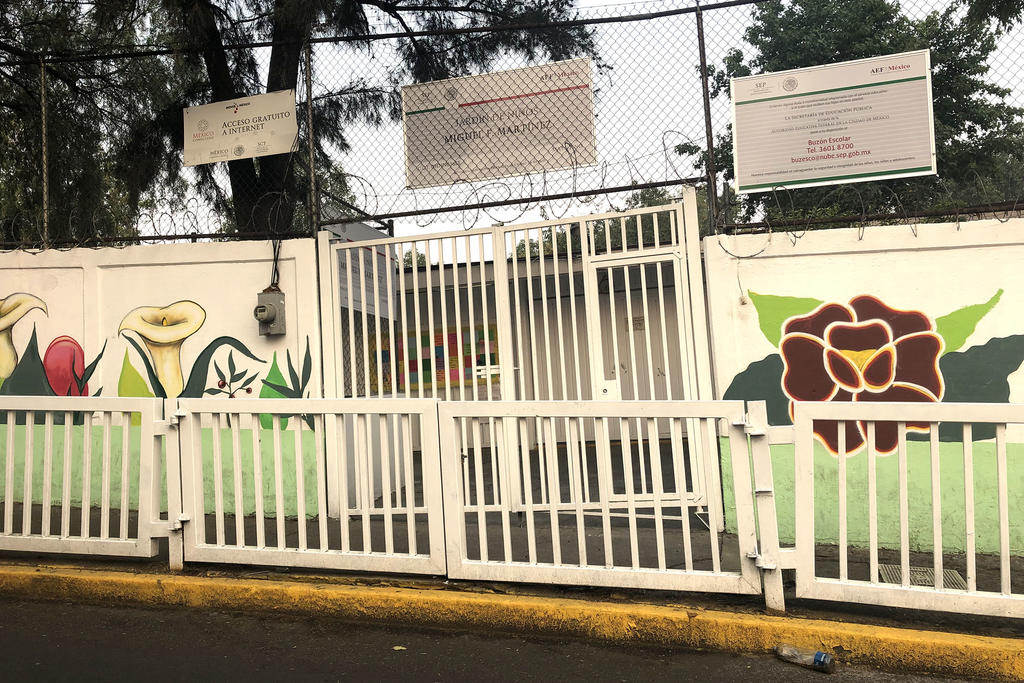El presidente Andrés Manuel López Obrador adelantó que se trabaja en un plan para que a los maestros y padres de familia se les entreguen recursos de manera directa y esto sirva para construir y rehabilitar las escuelas de todo el país. (ARCHIVO)