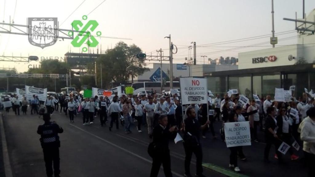 En la Ciudad de México, alrededor de cien empleados se reunieron en la estación de metro Zapata, de ahí marcharon por la avenida Félix Cuevas hasta llegar al Centro Médico 20 de noviembre. (TWITTER)