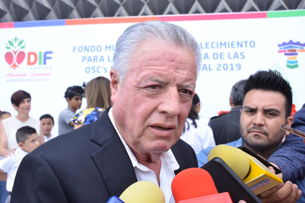 'No tenemos mil manos para estar tapando al mismo tiempo todos los baches', expresó el alcalde de Torreón, Jorge Zermeño. (FERNANDO COMPEÁN)