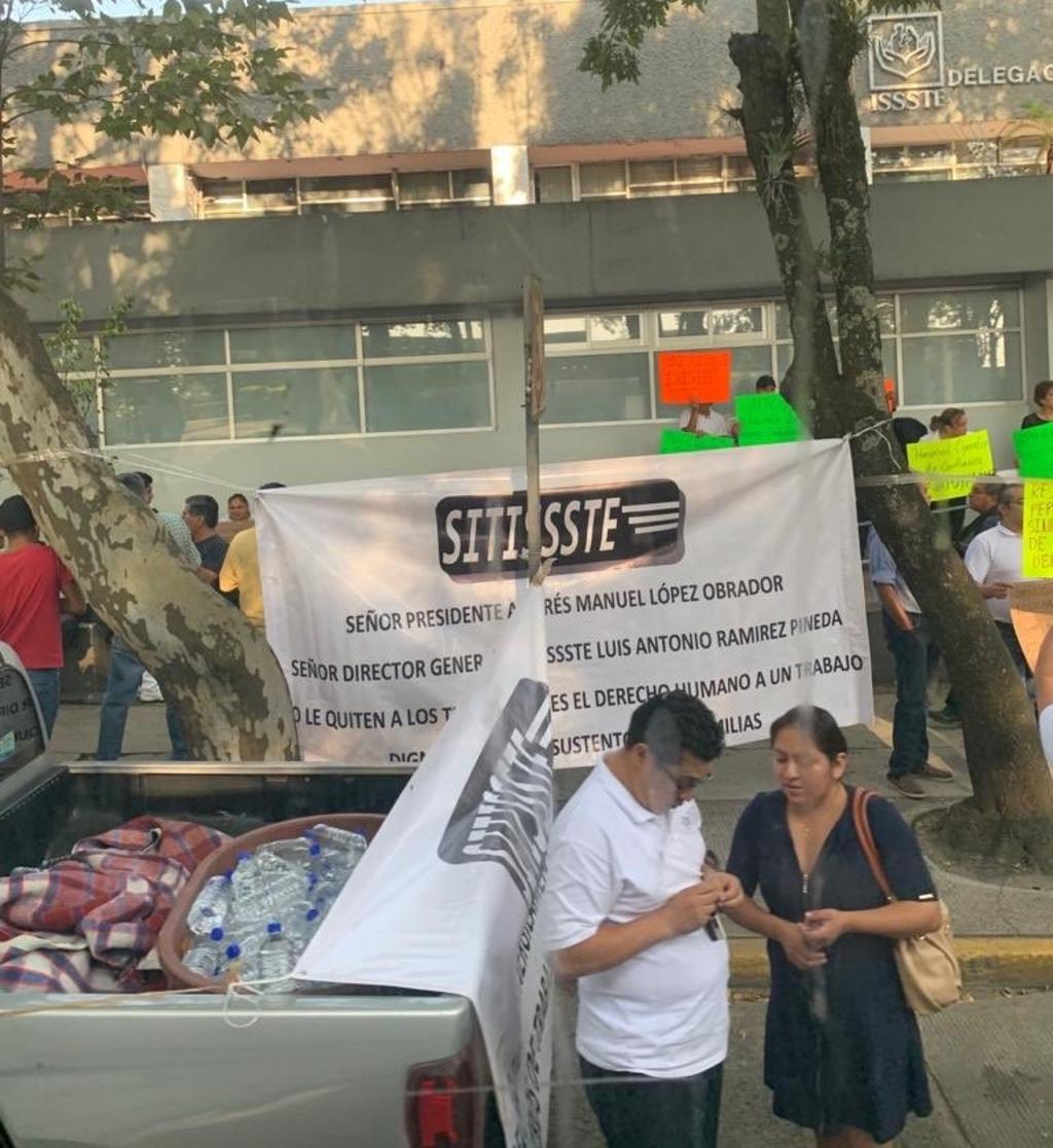 Trabajadores del Instituto de Seguridad y Servicios Sociales de los Trabajadores del Estado (ISSSTE) de Veracruz se sumaron a protestas en repudio a despidos que se han registrado en las últimas semanas. (TWITTER)