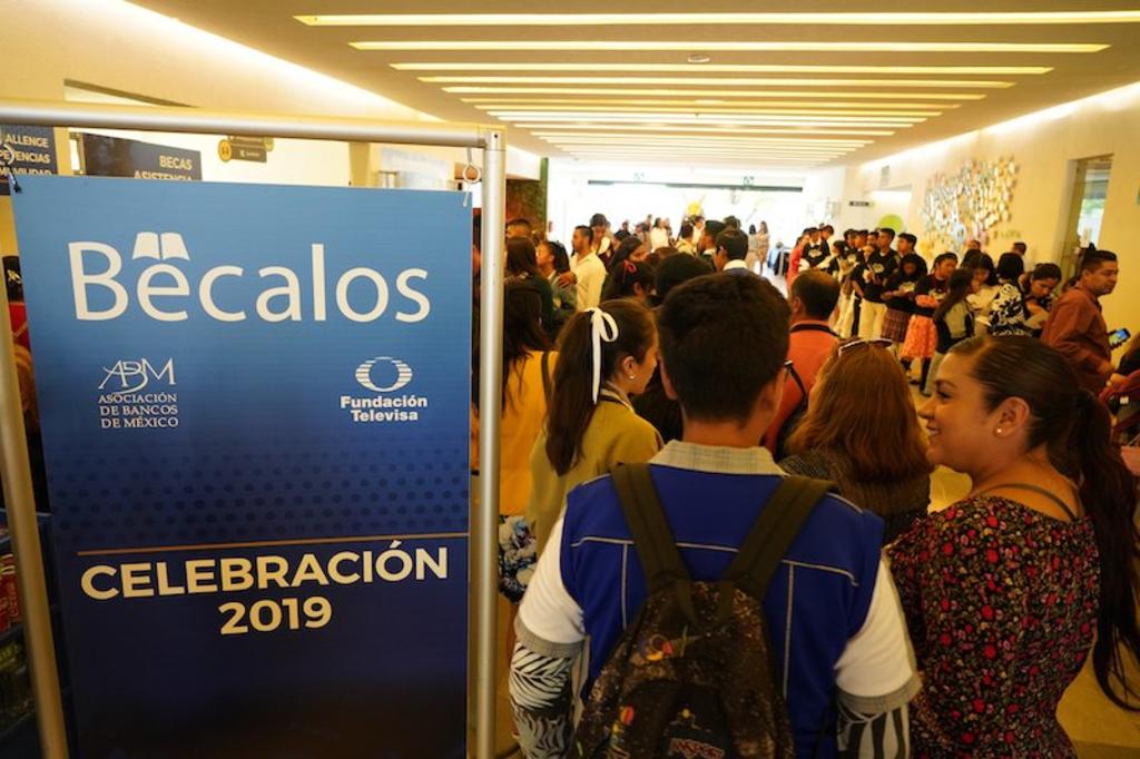 La Asociación de Bancos de México y Fundación Televisa apoyan desde hace 14 años el programa nacional Bécalos, en donde se otorgan becas escolares a jóvenes y maestros graduados. (ARCHIVO)
