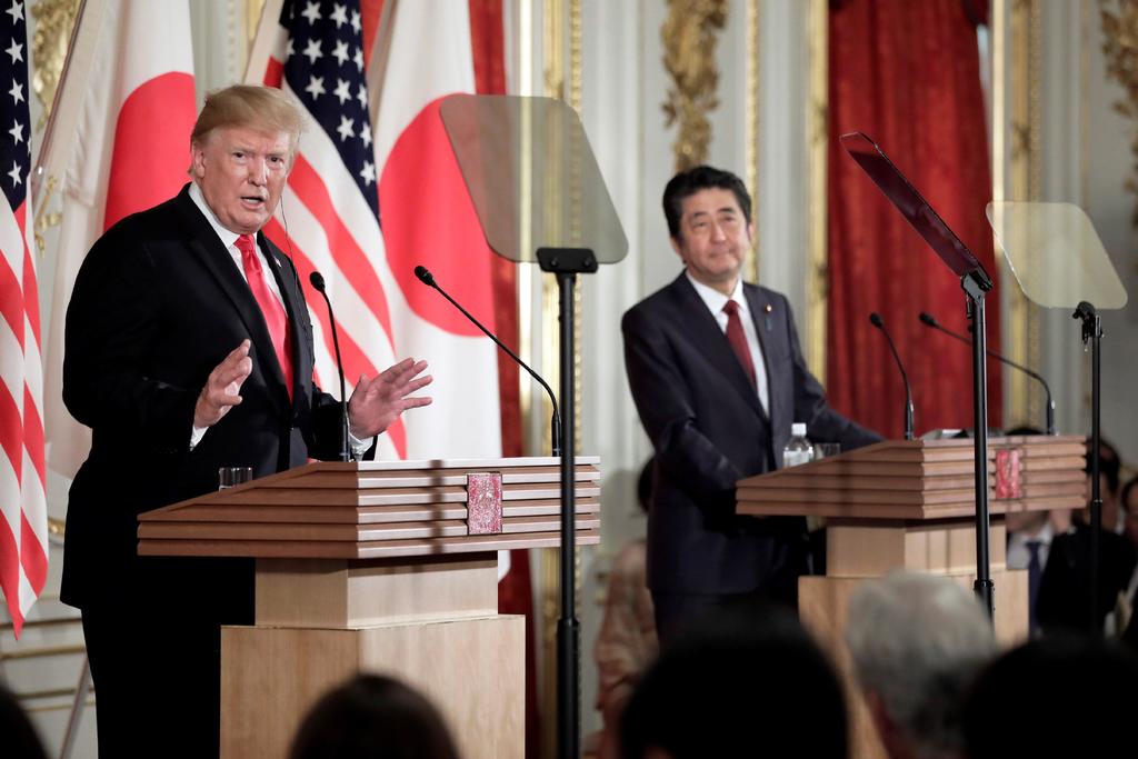 El primer ministro japonés, Shinzo Abe (d), ofrece una rueda de prensa con el presidente de EUA, Donald Trump, en Tokio. (EFE)