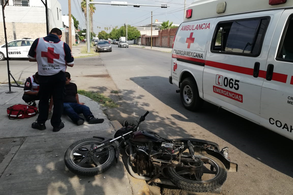 El hombre fue atendido por personal de la Cruz Roja, debido a que presentó algunos golpes. (EL SIGLO DE TORREÓN)