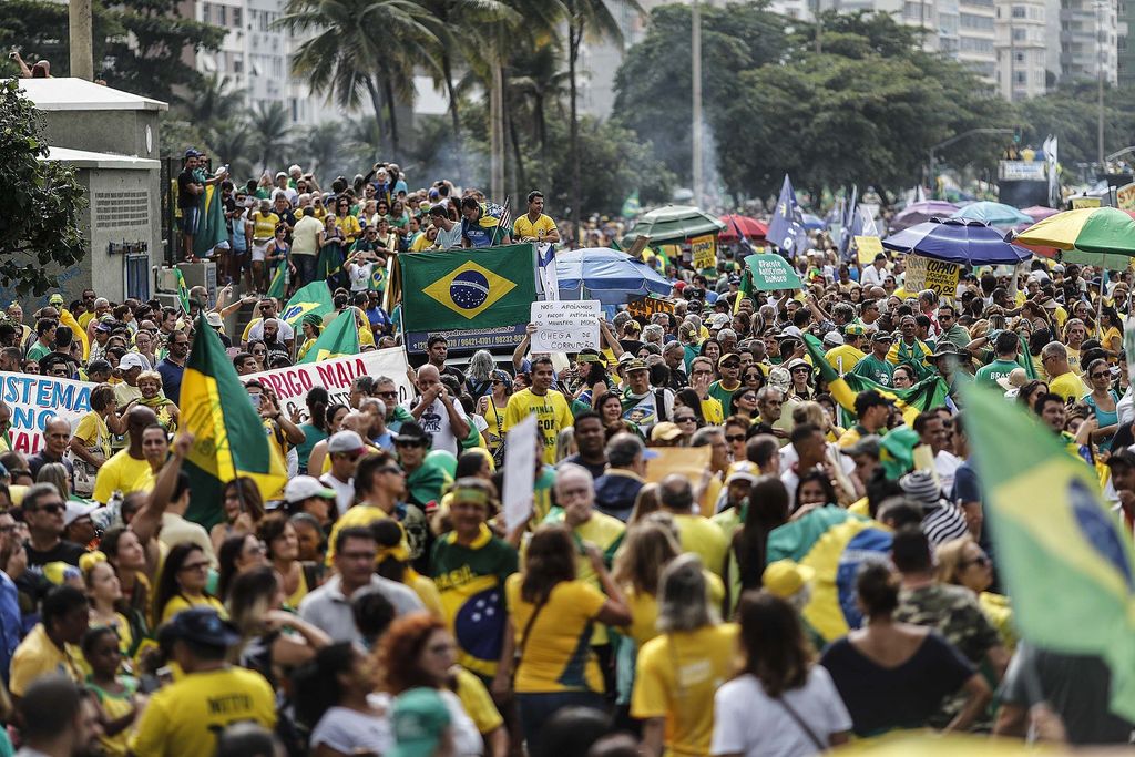 Los brasileños se han congregado para mostrar su respaldo al presidente Bolsonaro y protestar contra los legisladores. (AGENCIAS)