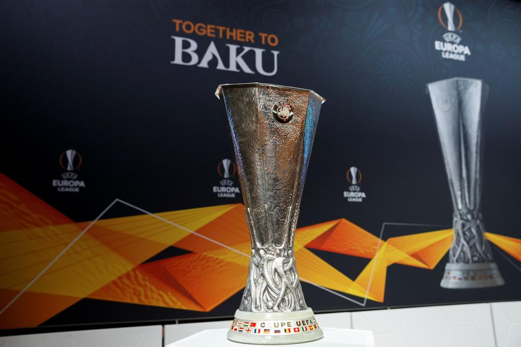 El trofeo de la Liga Europa conocerá hoy a su nuevo dueño, cuando se enfrenten Arsenal y Chelsea en el Estadio Olímpico de Bakú, en Azerbaiyán. (EFE)