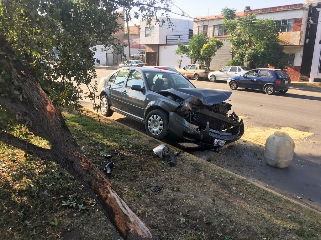 El conductor perdió el control del volante, giró a su izquierda, se subió al camellón central y se impactó con su parte frontal contra un árbol. (EL SIGLO DE TORREÓN)