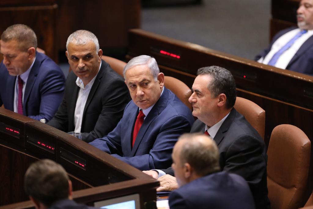  Netanyahu, primer ministro israelí en funciones, logró que la Cámara aprobase por mayoría (74 a 45) su disolución, evitando así que el presidente, Reuvén Rivlin, le asigne la tarea a otro parlamentario, previsiblemente a su principal rival, Benny Gantz. 