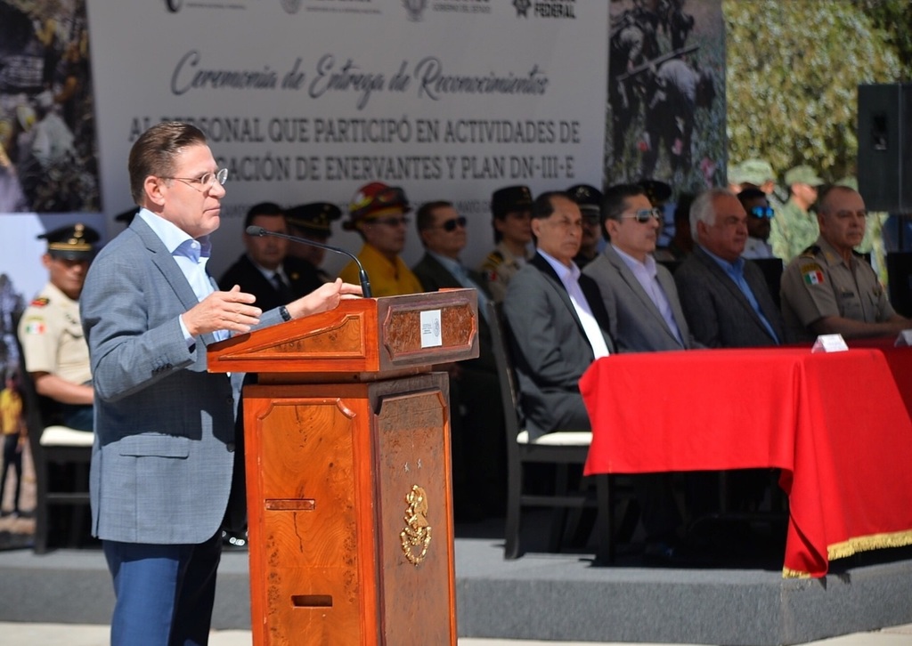 El gobernador, José Aispuro Torres, reconoce a la gente que destaca en el ámbito de la seguridad social. (CORTESÍA)