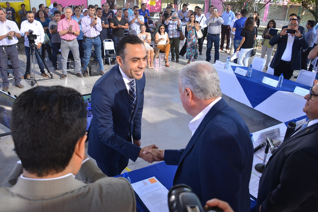El alcalde de Torreón, Jorge Zermeño Infante fue quien tomó protesta al nuevo director. (FERNANDO COMPEÁN)