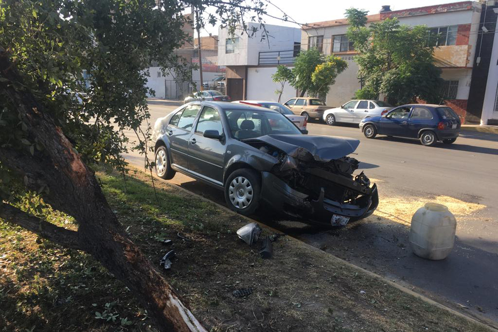 El vehículo Volkswagen Jetta de color gris se impactó contra un árbol y terminó en sentido contrario a la circulación (EL SIGLO DE TORREÓN)