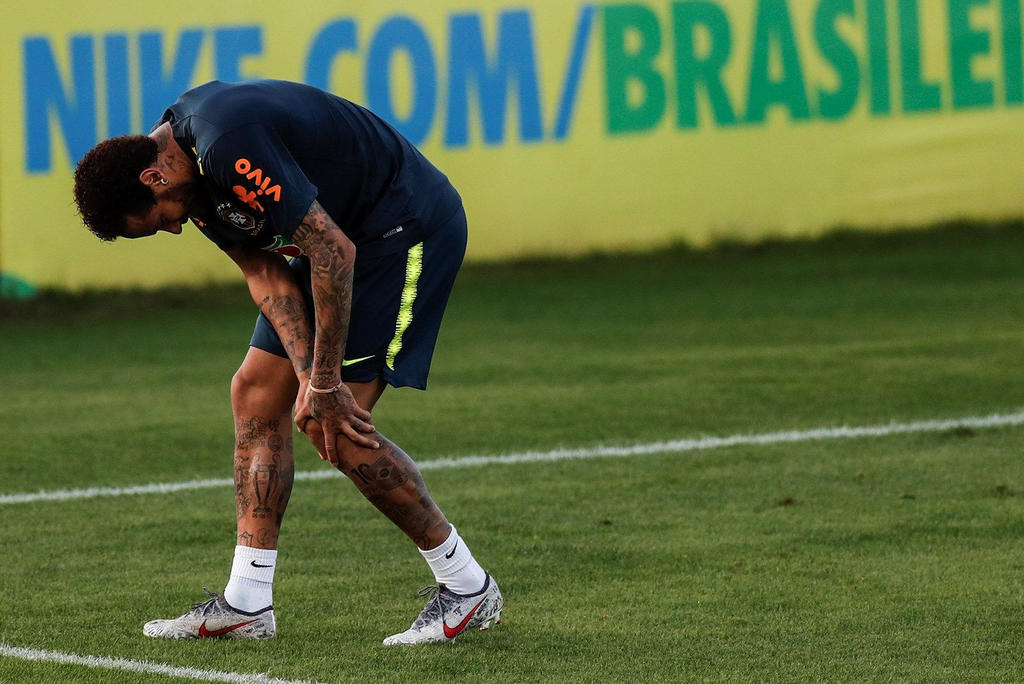 En el entrenamiento del martes Neymar salió con molestias. (EFE)