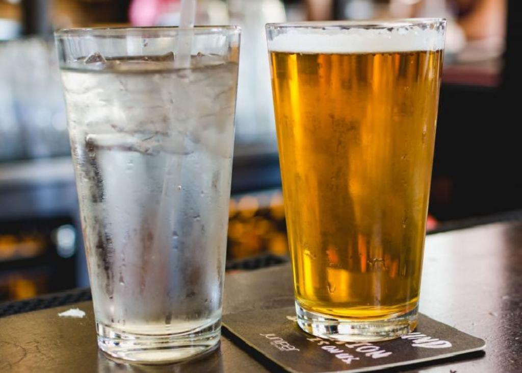 Los usuarios preguntan al dueño del bar si ha pensado en el motivo por el que la gente pide agua. (INTERNET)