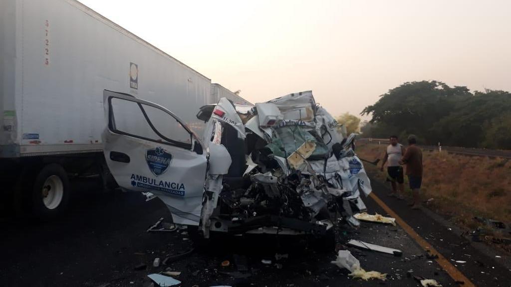 La Secretaría de Protección Civil del estado de Veracruz, informó que un accidente registrado esta mañana en la Autopista Tinaja-Cosamaloapan, a la altura de Tierra Blanca, entre una ambulancia y un tractocamión, dejó un saldo de dos personas fallecidas y tres lesionadas. (TWITTER)