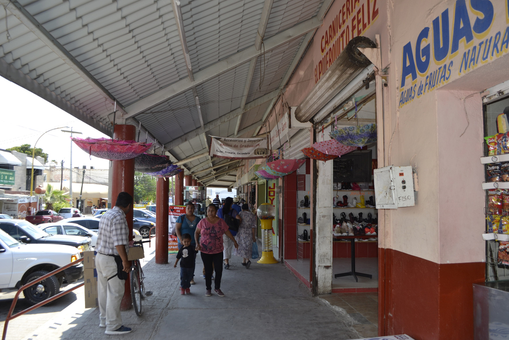 Comerciantes del mercado resienten la poca movilidad económica que hay actualmente en el municipio. (EL SIGLO DE TORREÓN/CLAUDIA LANDEROS)