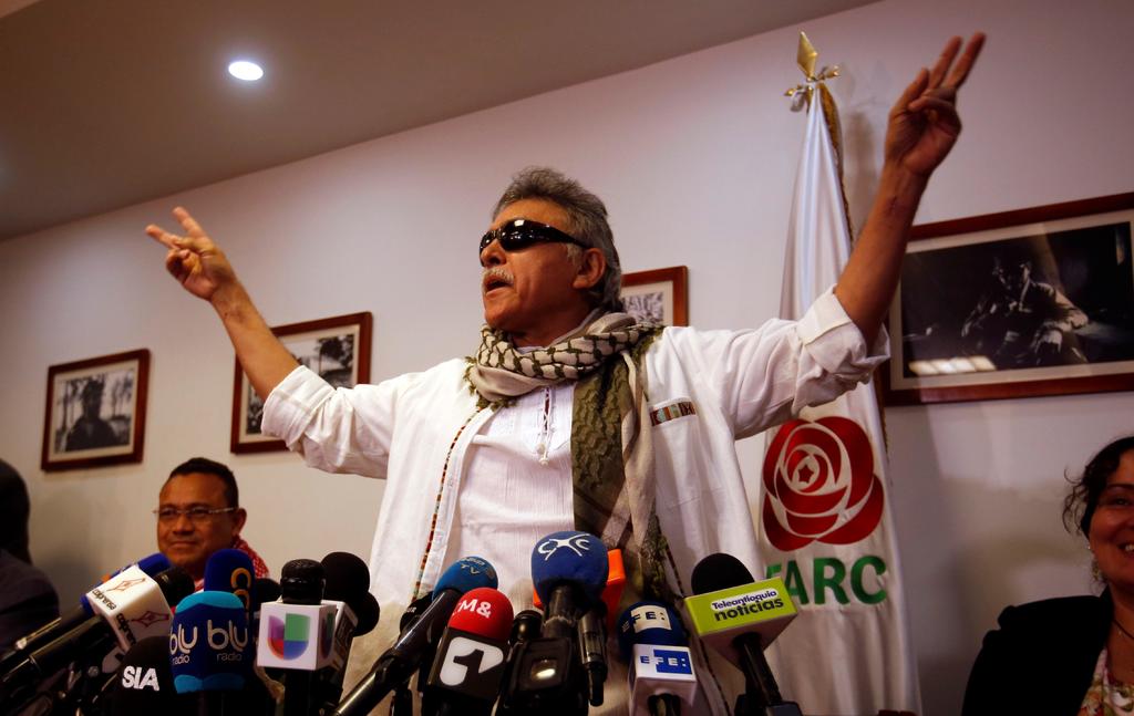 El líder del partido político FARC Seuxis Paucias Hernández, alias 'Jesús Santrich', participa en una rueda de prensa luego de ser liberado por la Fiscalía colombiana este jueves en Bogotá. (EFE)