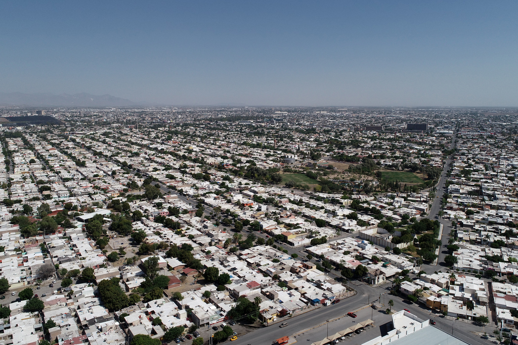 Vista aérea de límites entre las colonias Torreón Jardín y Jardines de California, ambas se surten del Tanque Lucio Blanco. (VERÓNICA RIVERA)