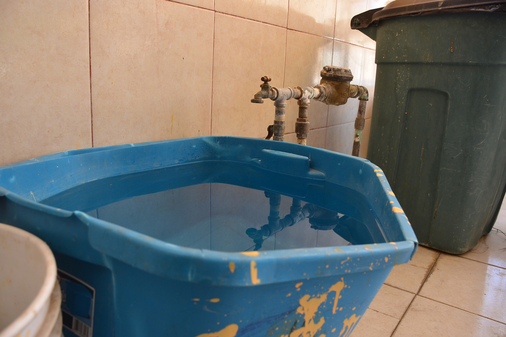 Vecinos tienen que acarrear su agua en recipientes para poder realizar sus actividades domésticas. (FERNANDO COMPEÁN)