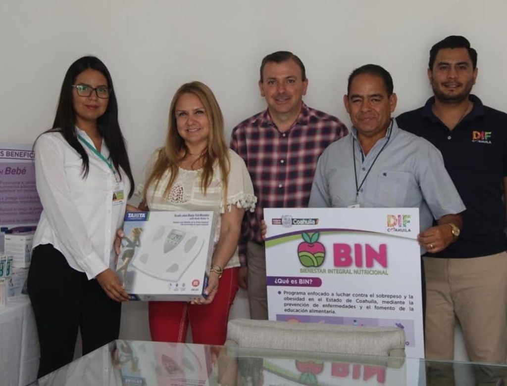 La presidenta honoraria del DIF Coahuila, Marcela Gorgón, entregó equipo médico para facilitar la labor del personal.