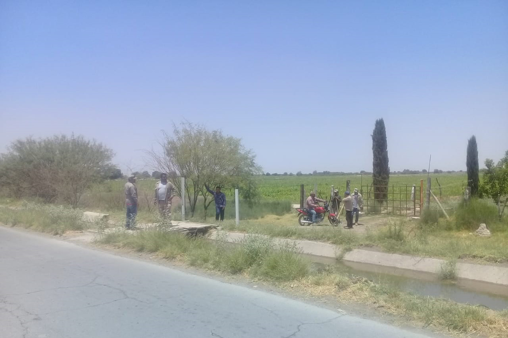 Personal del Simas detectó el día de ayer una toma clandestina de agua en el ejido San Ignacio. (EL SIGLO DE TORREÓN/CLAUDIA LANDEROS)