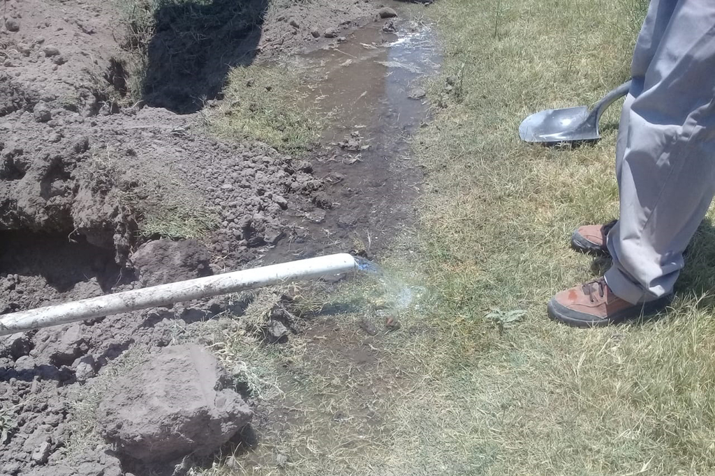 Trabajadores de Simas se dieron a la tarea de acudir a revisar porque no llegaba agua al ejido y comenzaron las excavaciones. (EL SIGLO DE TORREÓN/CLAUDIA LANDEROS)