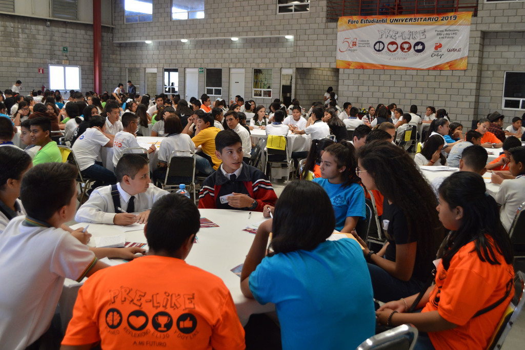 El Foro Estudiantil Universitario 2019 se realizó en el gimnasio de la UANE Torreón, participaron unos 400 jóvenes. (ROBERTO ITURRIAGA)