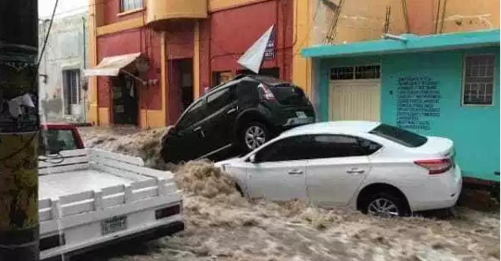 La Coordinación Estatal de Protección Civil zona altiplano dio a conocer que la bajada de agua recorrió las calles de Guerrero, Insurgentes, Regules, Matamoros, Juárez e Hidalgo, principalmente. (TWITTER)