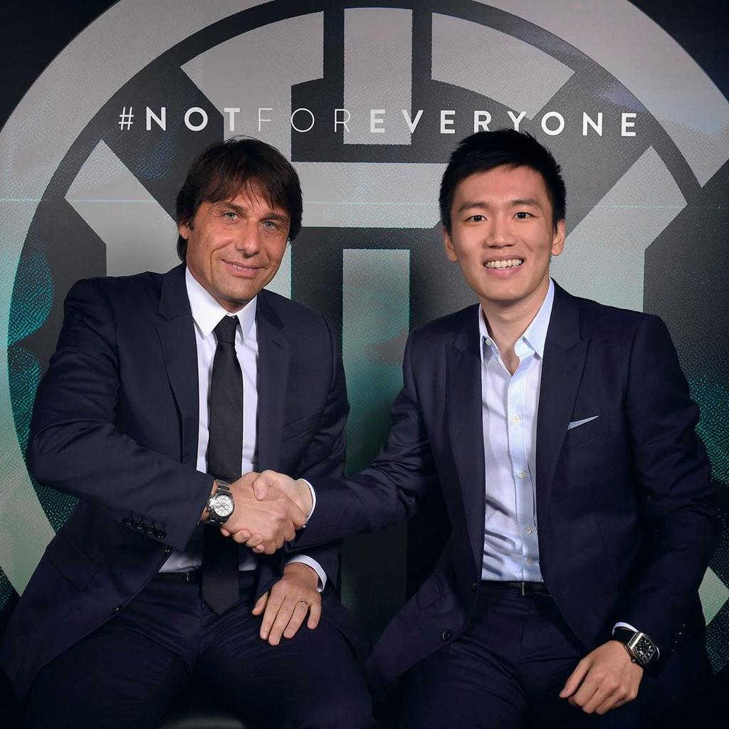 El conjunto de Inter de Milán hizo oficial la llegada al banquillo del director técnico italiano Antonio Conte. (ESPECIAL)