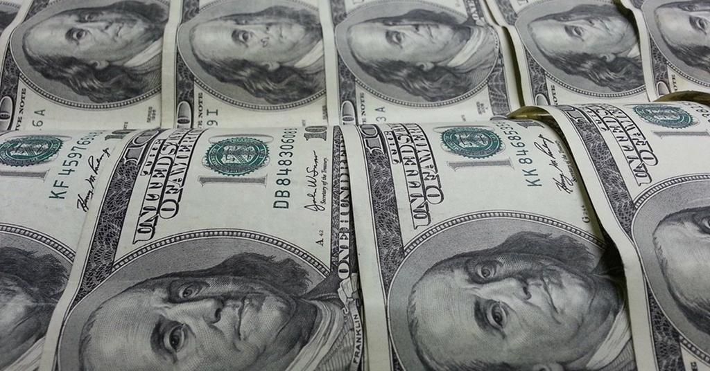  A mediodía, el dólar estadounidense se vende hasta en 19.99 pesos y se adquiere en un precio mínimo de 18.55 pesos en sucursales bancarias de la capital del país. (TWITTER)