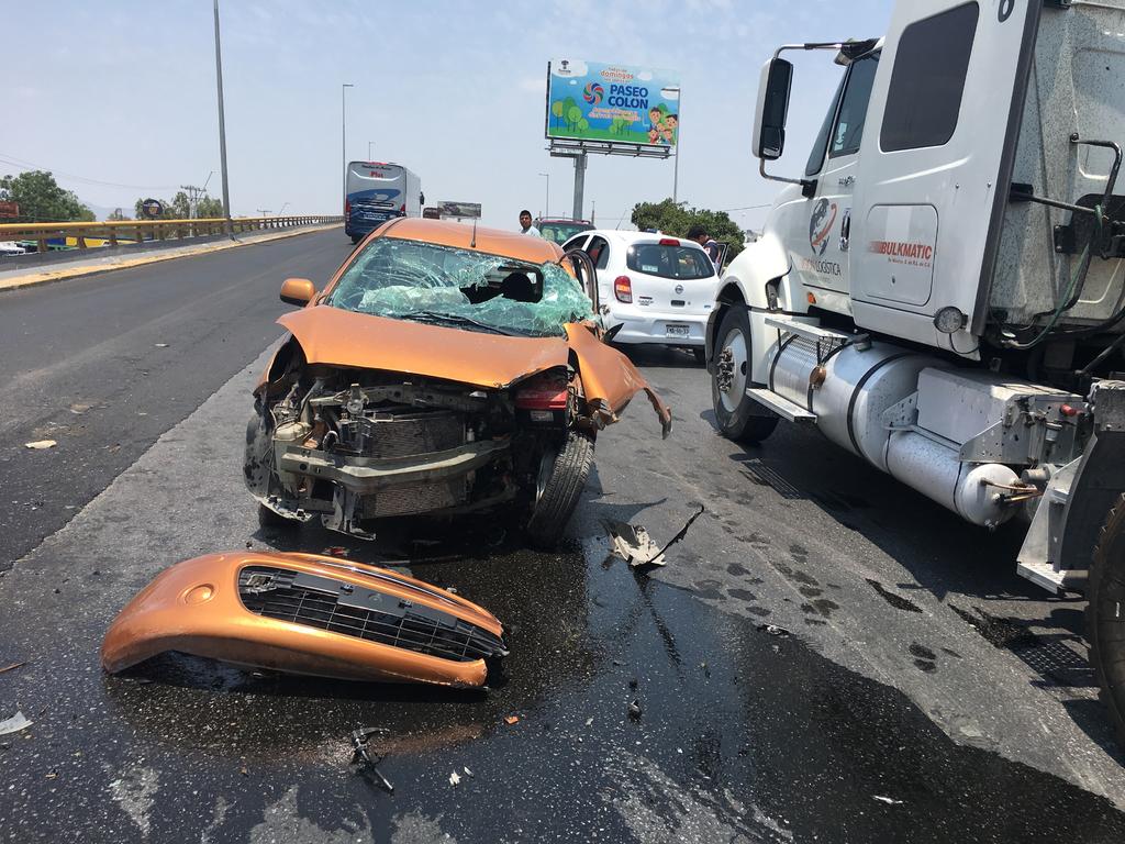 Un joven conductor resultó lesionado luego de que impactó el vehículo en el que viajaba contra un camión de recarpeteo al oriente de la ciudad de Torreón. (EL SIGLO DE TORREÓN)