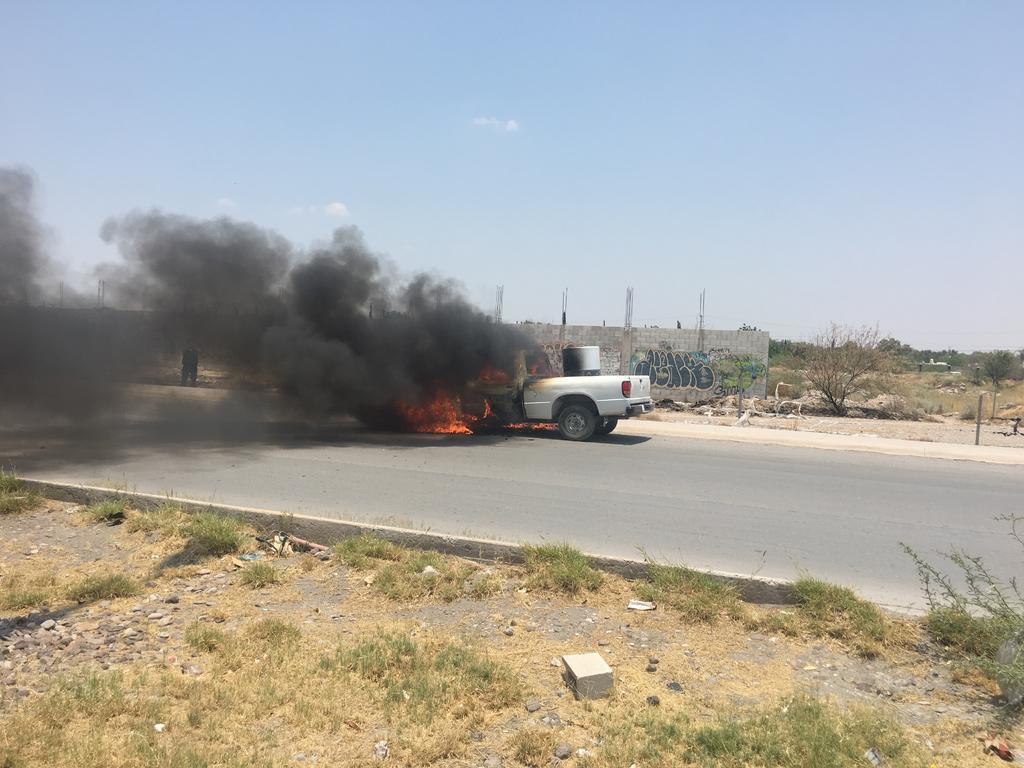 La tarde de este viernes se registró el incendio de un vehículo en la entrada del fraccionamiento Latinoamericano de la ciudad de Torreón, no se reportaron personas lesionadas, solo daños materiales de consideración.  (EL SIGLO DE TORREÓN)