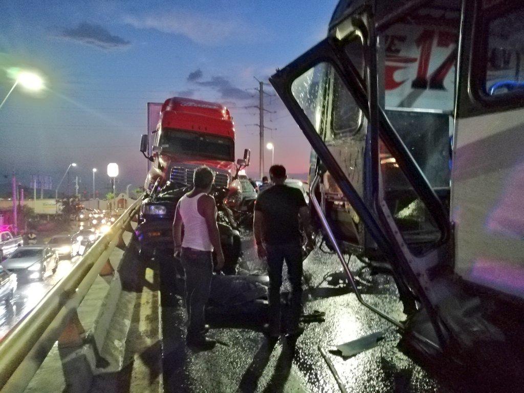 El accidente sucedió alrededor de las 20:15 horas de este viernes en lo alto del puente vehicular Mieleras. (EL SIGLO DE TORREÓN)