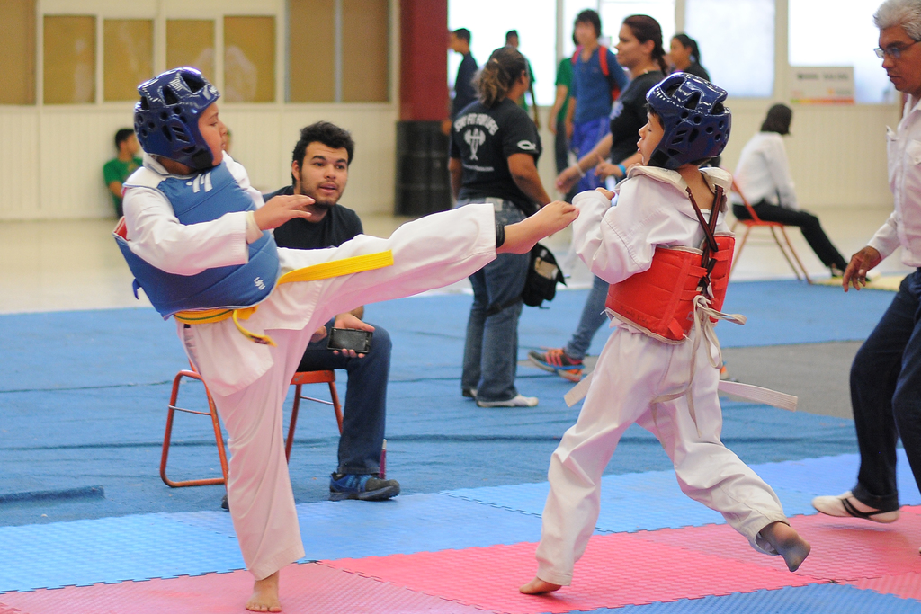 Alumnos de diferentes academias de la región participan en este competitivo certamen de taekwondo.