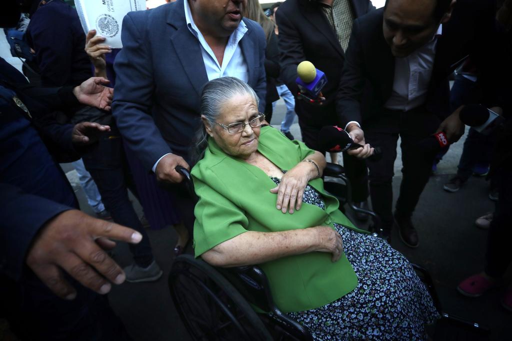 Sentada en una silla de ruedas frente a la embajada, Consuelo Loera dijo que las visas para ella y sus dos hijas fueron aprobadas el sábado. (EFE)
