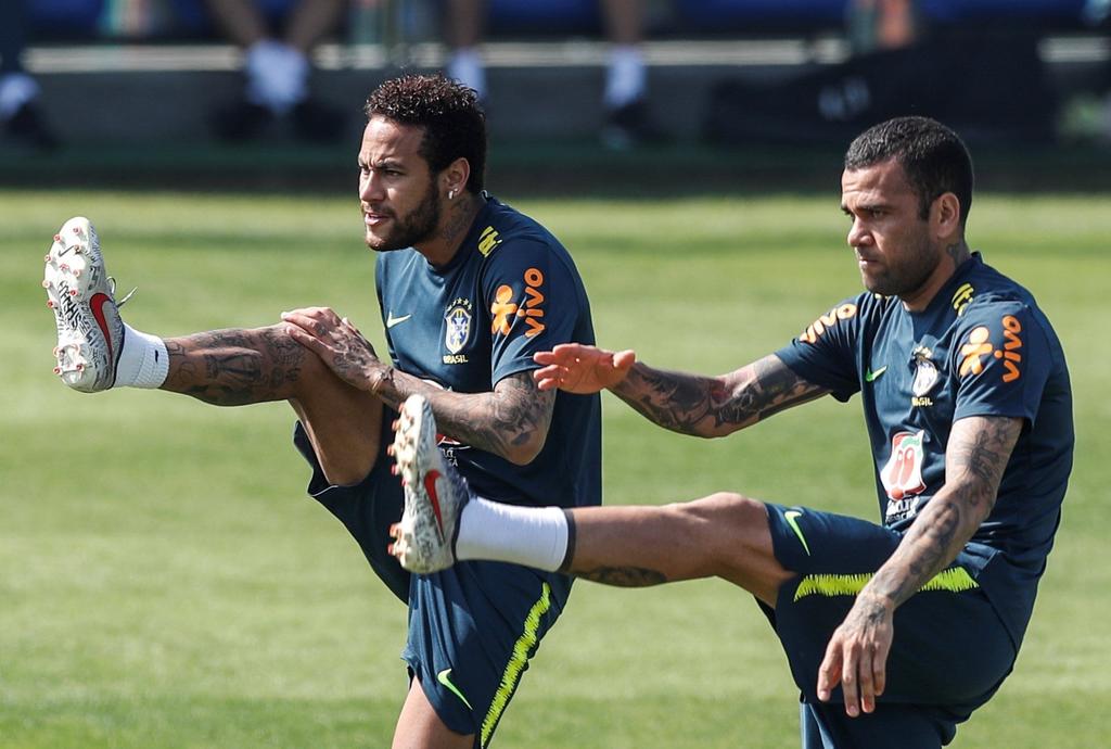 Los jugadores de la selección brasileña de fútbol Filipe Luis , Neymar y Dani Alves participan en un entrenamiento este sábado. (EFE)