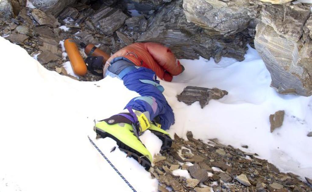 El cadáver de un alpinista conocido como “botas verdes” es de los más reconocidos en el Everest. (Especial)