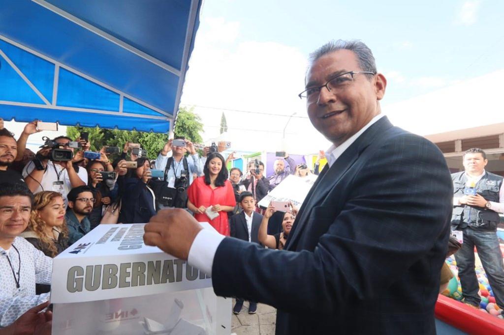 El candidato al gobierno del estado de Puebla por el Partido Revolucionario Institucional (PRI), Alberto Jiménez Merino, emitió su voto en la casilla ubicada en la colonia El Vergel en la capital poblana. (TWITTER)