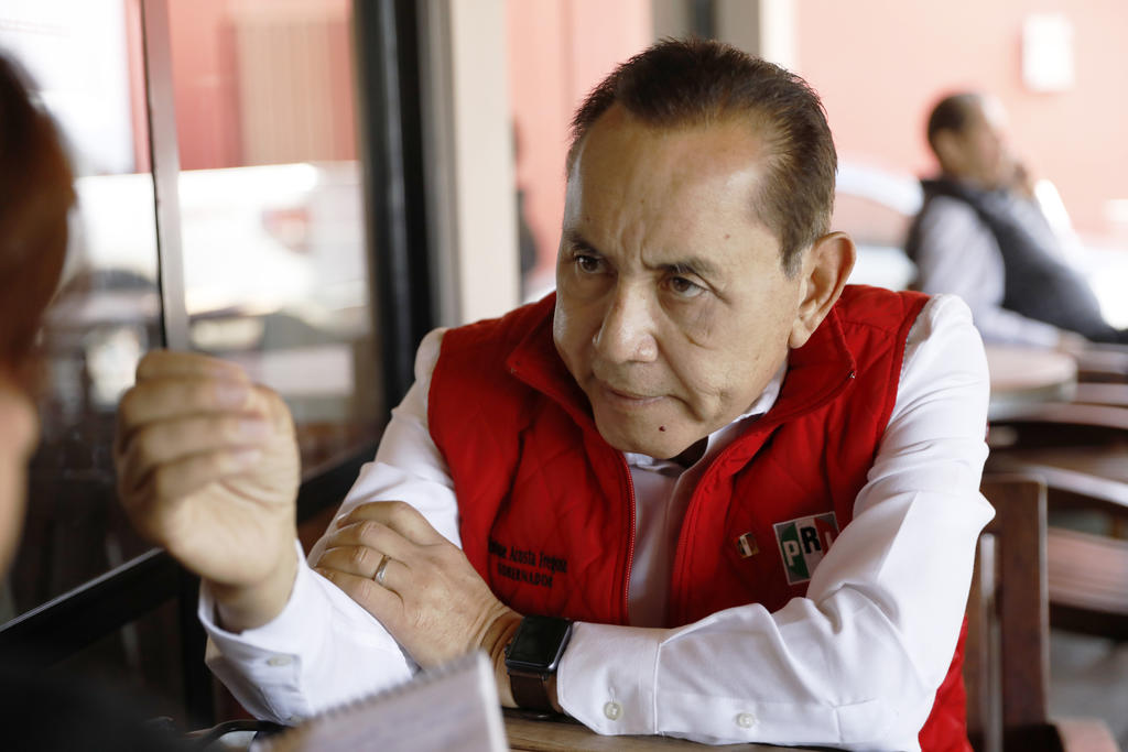 El candidato a la gubernatura de Baja California por el Partido Revolucionario Institucional (PRI), Enrique Acosta Fregoso, se dio cita en un fraccionamiento de esta ciudad para emitir su voto. (ARCHIVO)