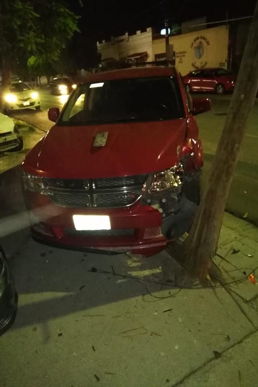 El vehículo responsable se impactó contra dos vehículos que se encontraban estacionados sobre la banqueta.