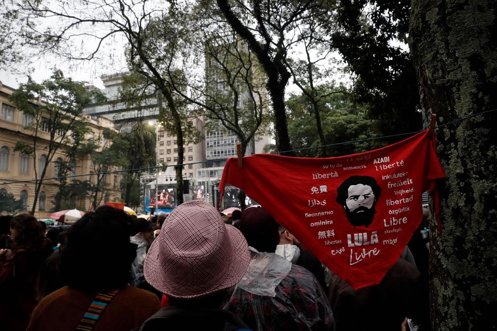 Artistas brasileños se reunieron en Sao Paulo para cantar por la libertad del expresidente Lula da Silva. (EFE)