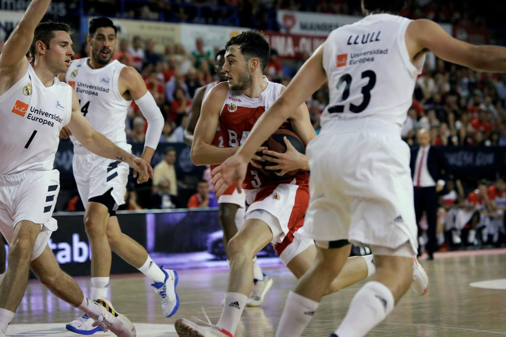 Real Madrid derrotó 88-73 al Manresa, y avanzó a las semifinales de la Liga de baloncesto de España. (ARCHIVO)